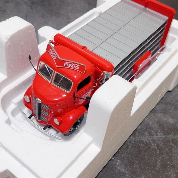 Rare collector's item Coca-Cola diecast metal vehicle replica of a 1938 Coke - Picture 1 of 13
